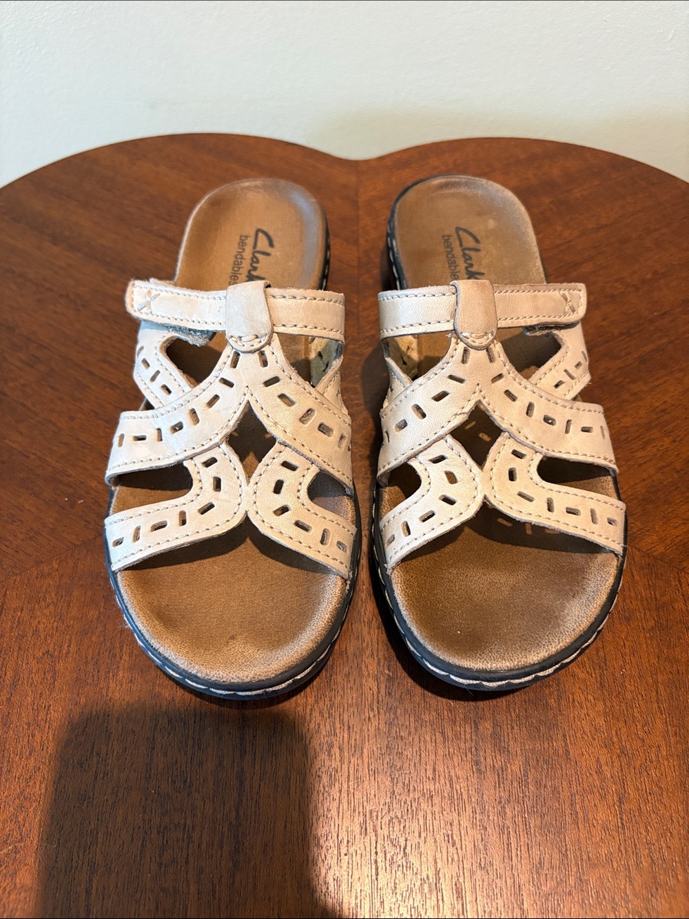 Clarks Bendables Comfort Slide Sandals/Velcro closure  cream/dark brown sole GUC